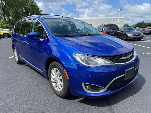 Used 2019 Chrysler Pacifica Touring-L FWD image 1