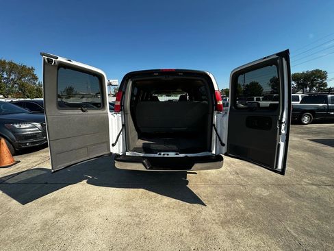 Used 2006 Chevrolet Express 3500 Passenger w/ LT Preferred Equipment Group RWD image 42