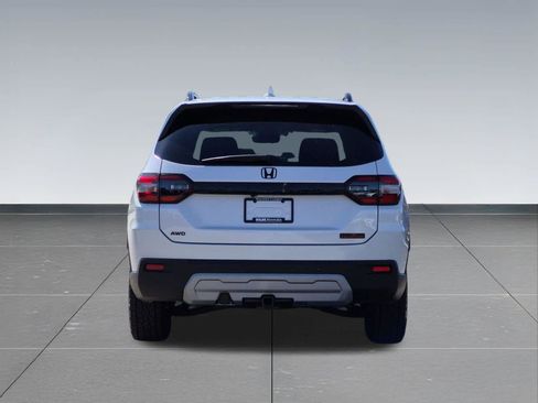 Certified 2025 Honda Pilot TrailSport image 5