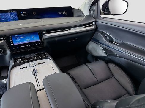 Used 2025 Lincoln Navigator Reserve AWD/4WD image 37