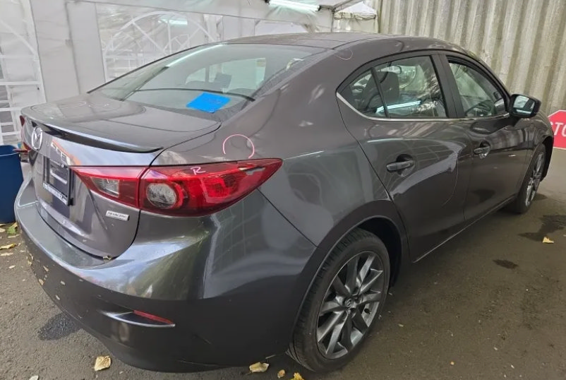 Used 2018 MAZDA MAZDA3 Touring FWD image 2