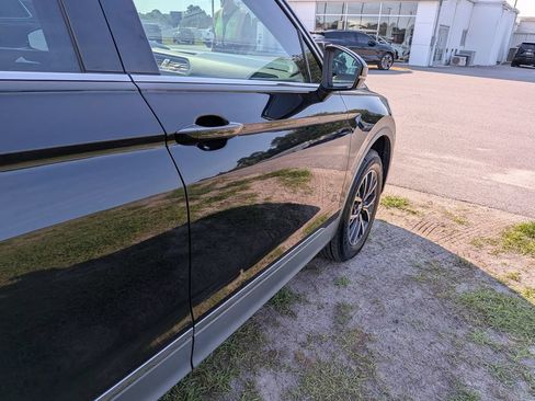 Used 2020 Volkswagen Tiguan SE w/ Panoramic Sunroof Package FWD image 11