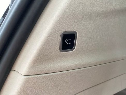 Used 2023 Chrysler Pacifica Touring-L FWD image 6