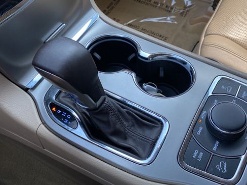 Used 2020 Jeep Grand Cherokee Overland AWD/4WD image 19