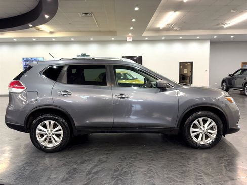 Used 2016 Nissan Rogue SV image 10