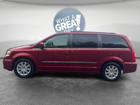 Used 2016 Chrysler Town & Country Touring FWD image 7