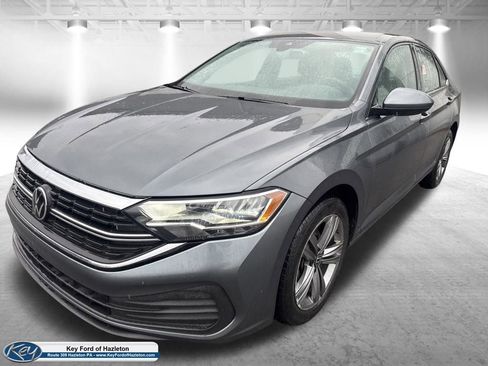 Used 2024 Volkswagen Jetta SE image 3