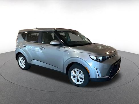 Used 2025 Kia Soul LX w/ LX Technology Package image 2