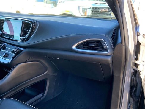 Used 2025 Chrysler Pacifica Limited image 18