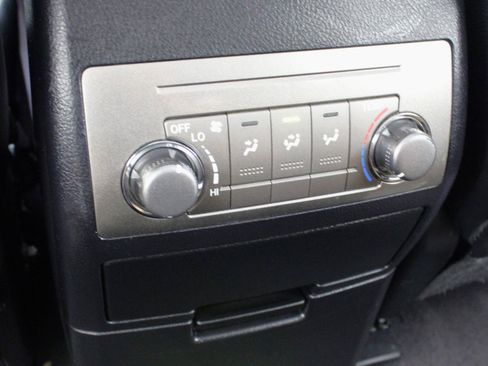 Used 2011 Toyota Highlander SE w/ Tow Pkg FWD image 41