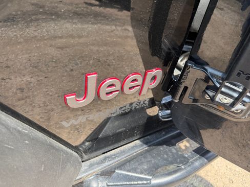 Used 2018 Jeep Wrangler Unlimited Rubicon w/ Cold Weather Group AWD/4WD image 23