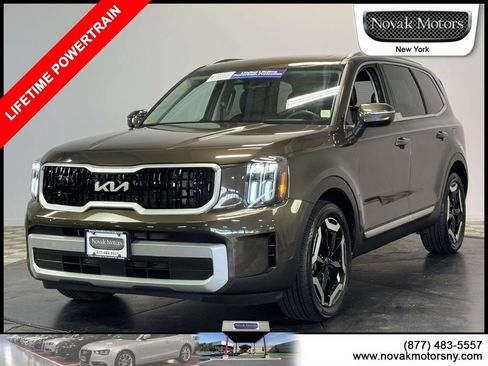 Used 2023 Kia Telluride EX w/ EX Captain's Chair Package AWD/4WD image 4