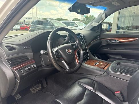 Used 2015 Cadillac Escalade Luxury AWD/4WD image 12