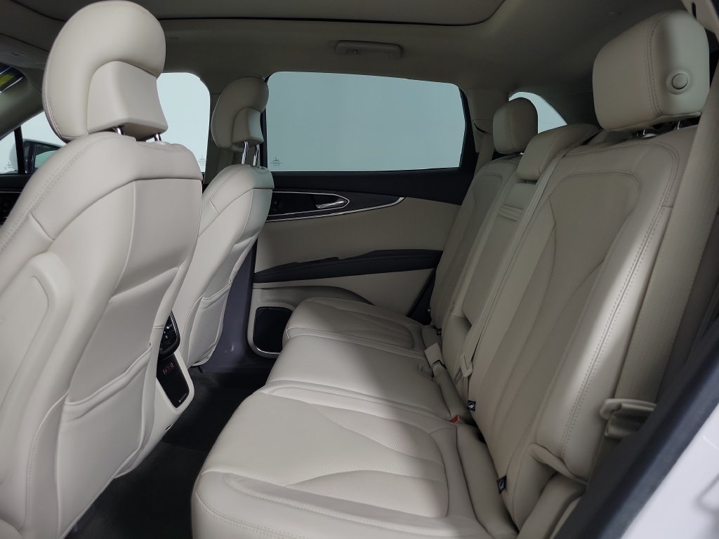 Used 2019 Lincoln Nautilus Reserve FWD image 12