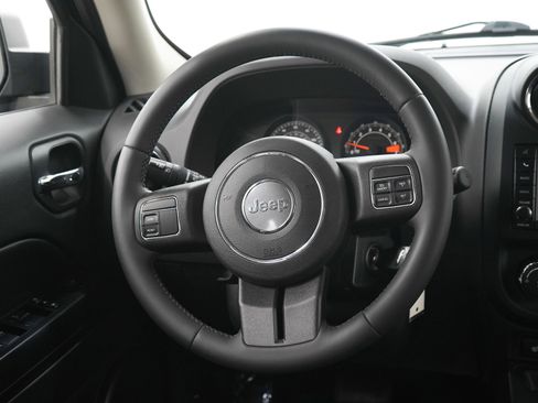 Used 2014 Jeep Patriot Latitude AWD/4WD image 16
