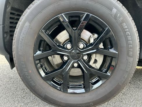 Used 2025 Jeep Grand Cherokee Laredo AWD/4WD image 12