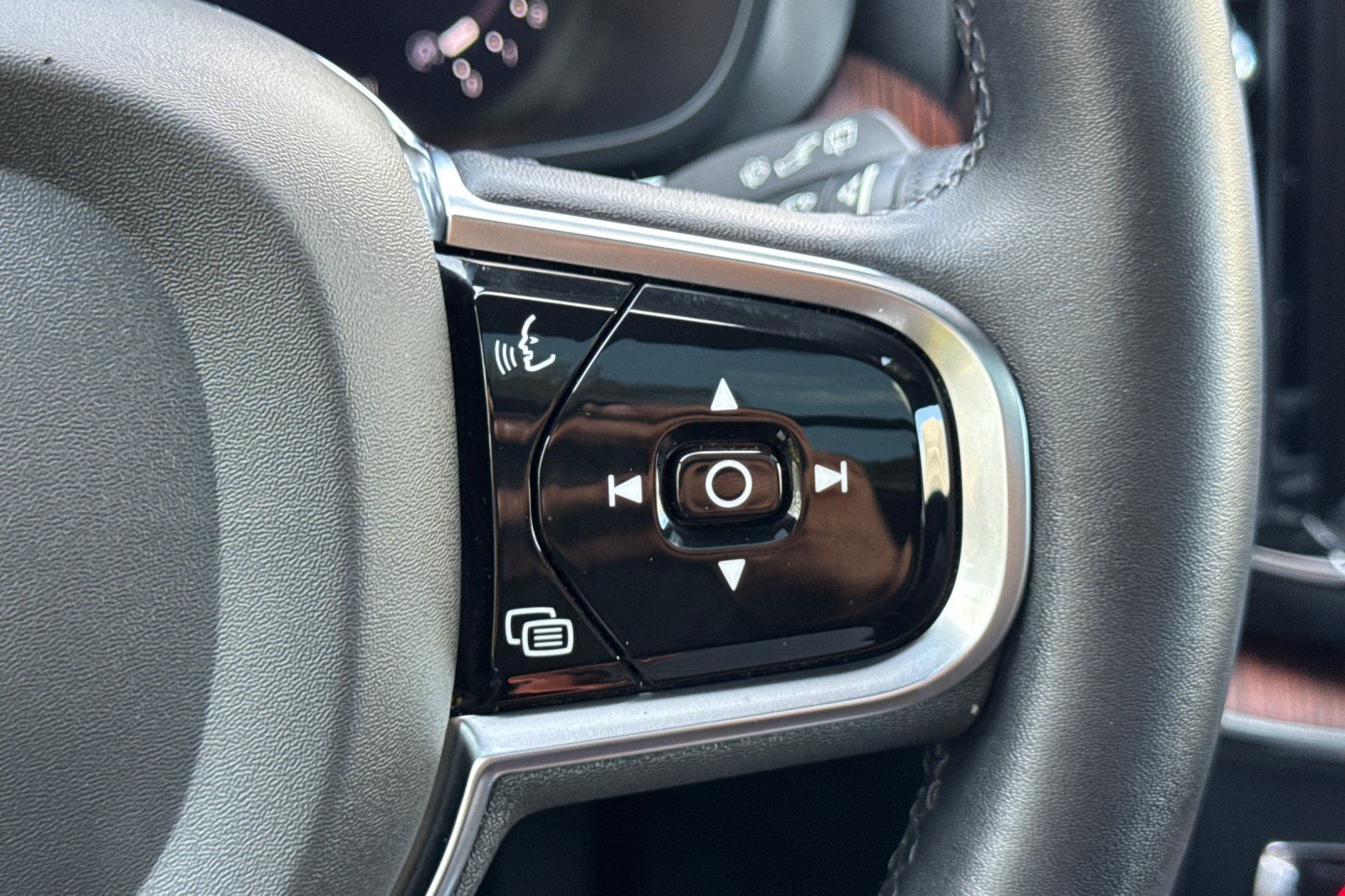 Certified 2023 Volvo XC60 B5 Plus w/ Protection Package Premier FWD image 30