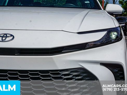 Used 2025 Toyota Camry SE image 12