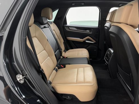 Certified 2025 Porsche Cayenne AWD/4WD image 32
