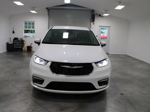 Used 2023 Chrysler Pacifica Touring-L FWD image 3