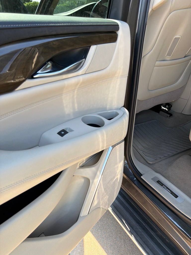Used 2020 Cadillac Escalade Luxury AWD/4WD image 27