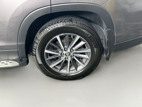 Used 2019 Toyota Highlander XLE image 11