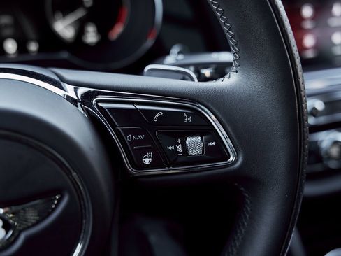 Used 2022 Bentley Bentayga image 56