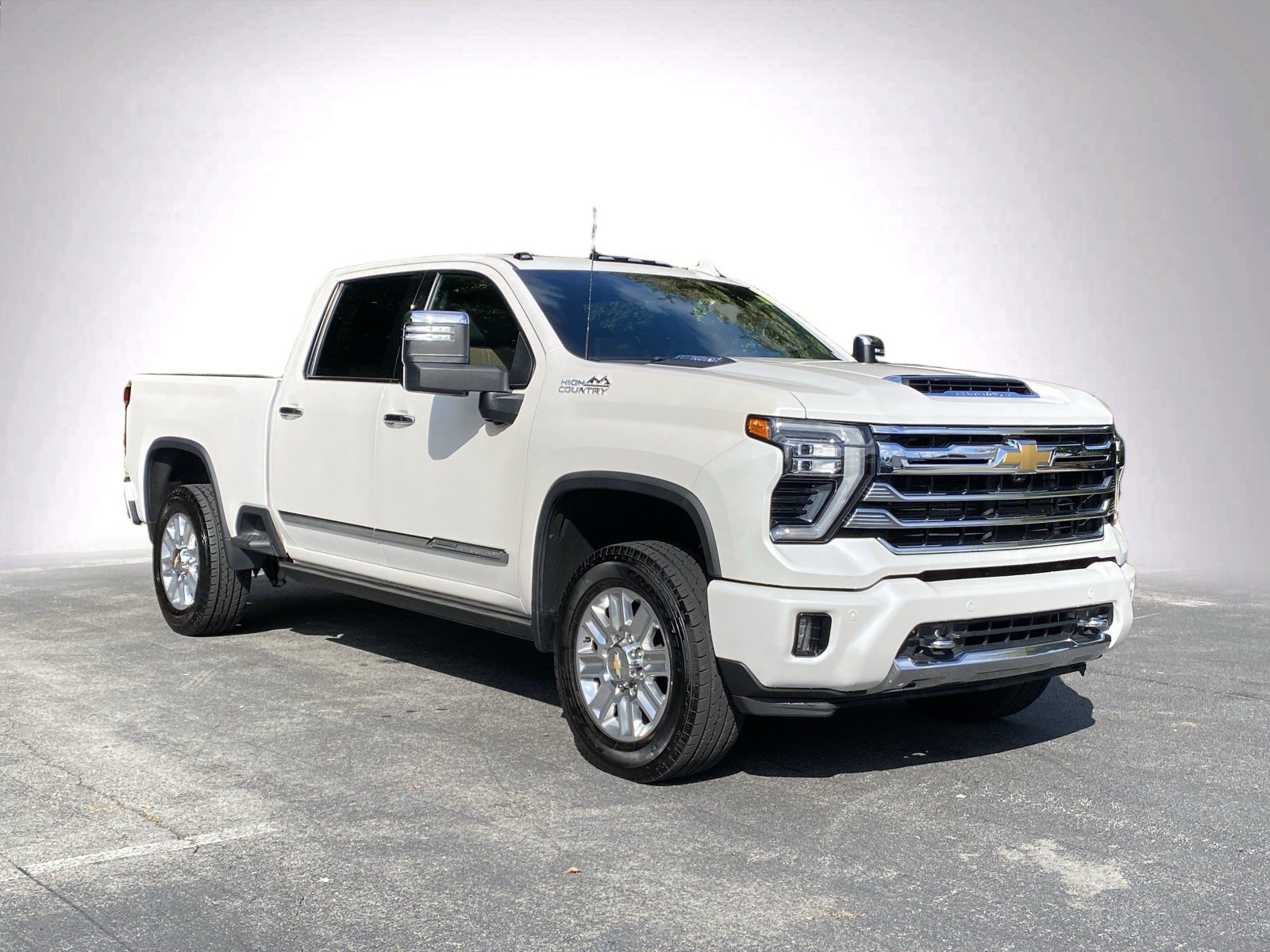 Used 2024 Chevrolet Silverado 2500 High Country w/ High Country Premium Package AWD/4WD image 2