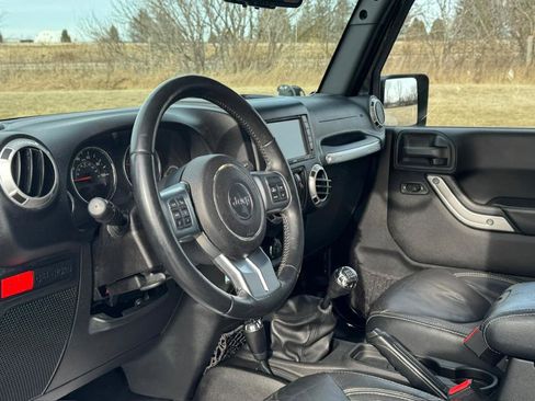 Used 2015 Jeep Wrangler Unlimited Rubicon w/ Dual Top Group image 17