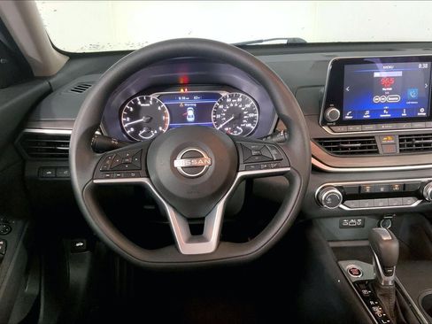 Used 2025 Nissan Altima 2.5 SV FWD image 5