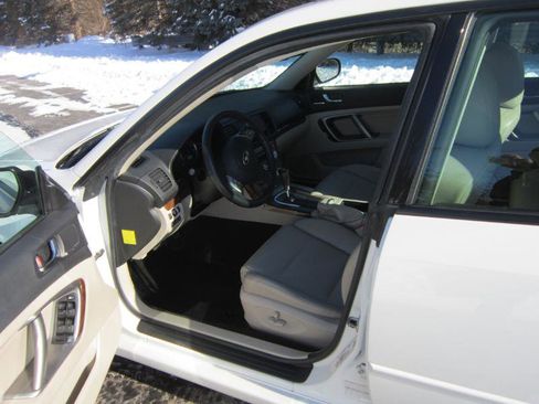 Used 2009 Subaru Legacy 2.5i Limited image 4