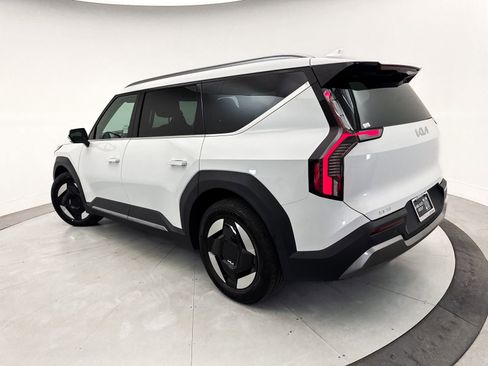 Used 2024 Kia EV9 Wind AWD/4WD image 2