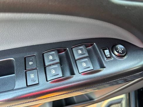 Used 2021 Chevrolet Colorado Z71 w/ Z71 Midnight Edition AWD/4WD image 16