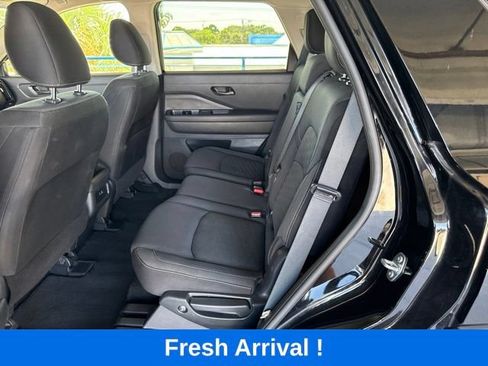 Used 2025 Nissan Pathfinder S FWD image 3