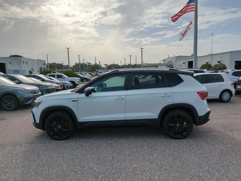 Used 2023 Volkswagen Taos SE w/ Panoramic Sunroof Package FWD image 2