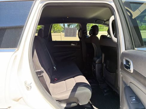 Used 2018 Jeep Grand Cherokee Laredo AWD/4WD image 24