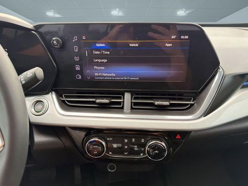 Used 2025 Chevrolet Trax LT w/ LT Convenience Package image 26