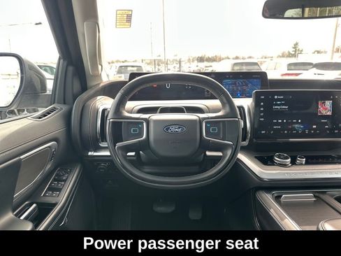 Used 2025 Ford Expedition Platinum image 17