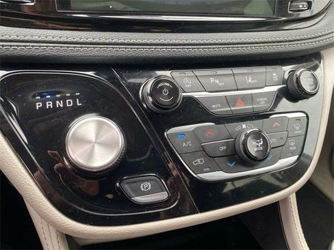 Used 2023 Chrysler Pacifica Limited image 39