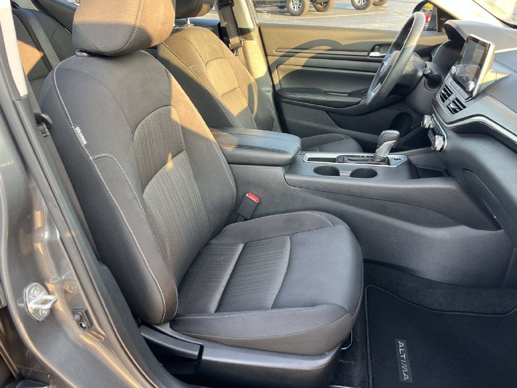 Used 2025 Nissan Altima 2.5 SV FWD image 22