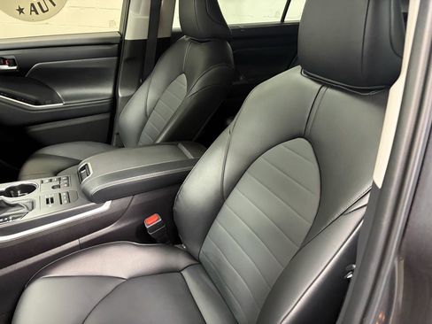 Used 2025 Toyota Highlander XLE image 33