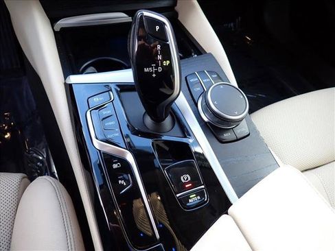 Used 2022 BMW 530e xDrive w/ Premium Package image 16