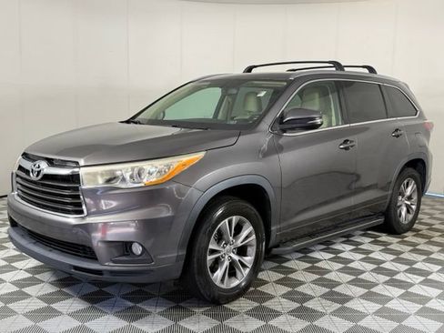 Used 2014 Toyota Highlander XLE FWD image 2