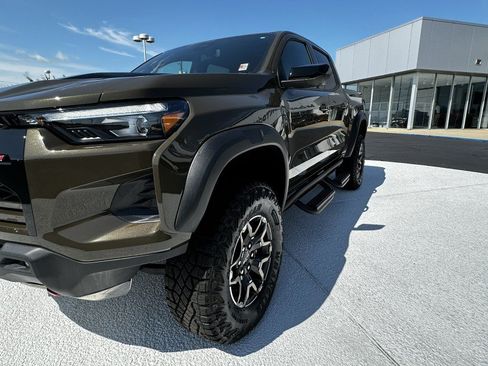 Used 2025 Chevrolet Colorado ZR2 w/ Technology Package AWD/4WD image 10