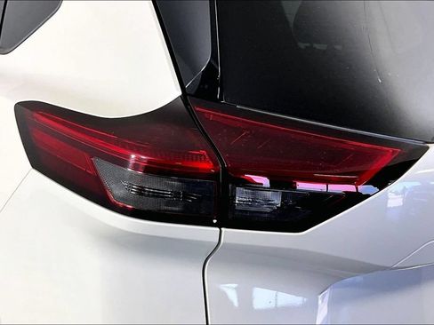 Used 2021 Nissan Rogue SV FWD image 21