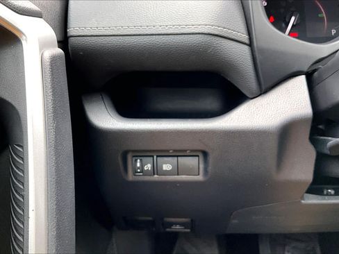 Used 2025 Toyota RAV4 XLE FWD image 36