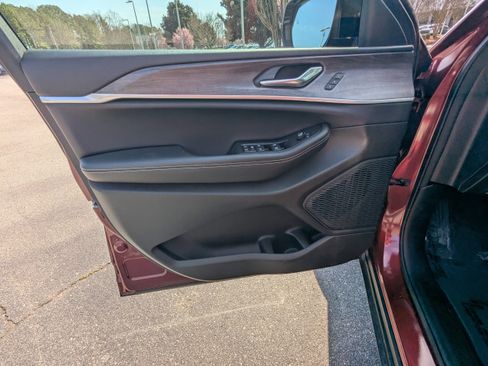 Certified 2025 Jeep Grand Cherokee Limited w/ Black Appearance Package image 18