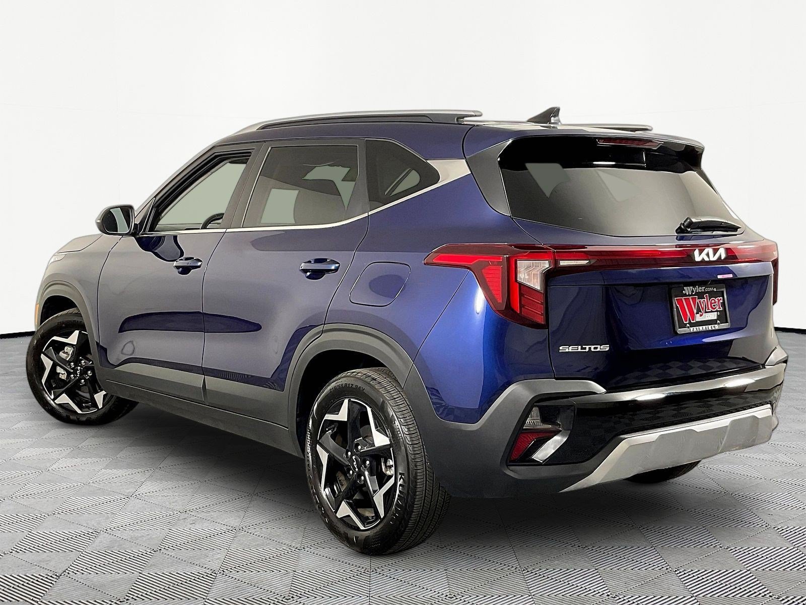 Used 2024 Kia Seltos EX FWD image 4