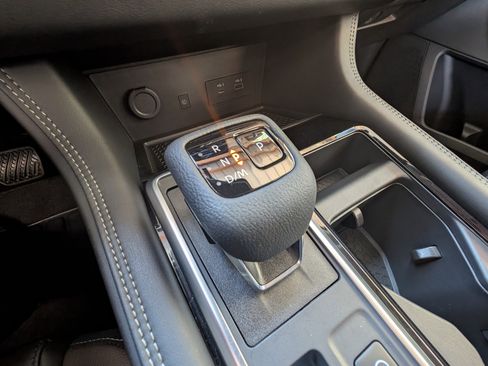 Used 2025 Nissan Pathfinder Platinum image 33