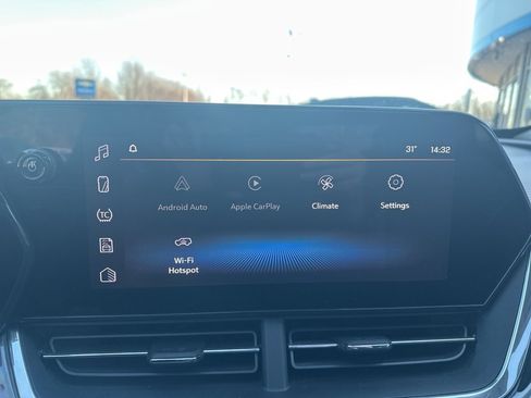 Used 2024 Chevrolet Trax ACTIV w/ Sunroof Package image 16